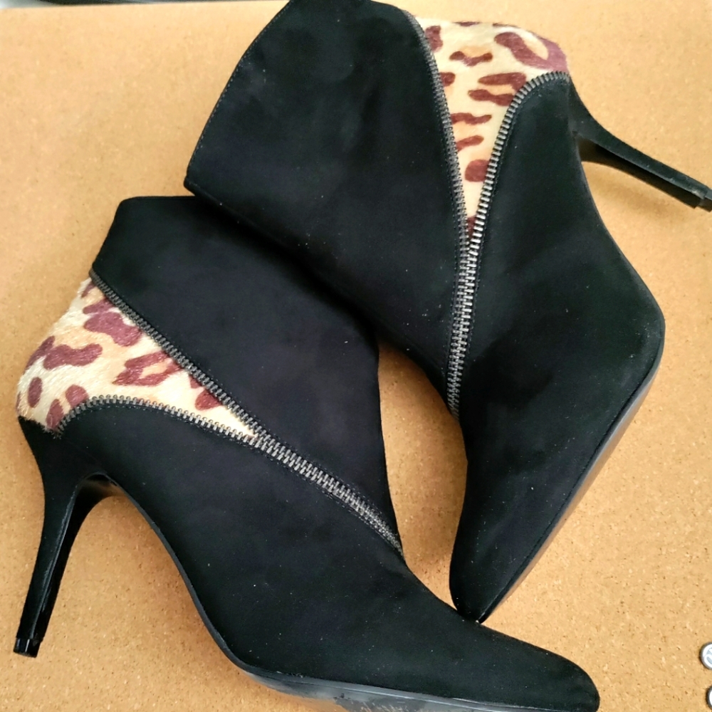 Kelly & Katie Ankle Boots Womens 8 Black Animal Print Pointed Toe Bootie.
